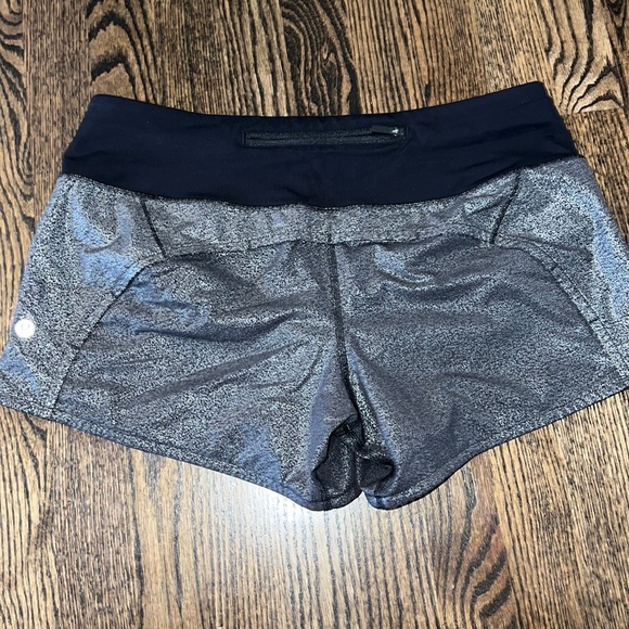 Lululemon 4” shorts size 8 - Picture 2 of 3